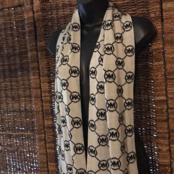 Reversible MK Logo Scarf - Picture 5 of 10